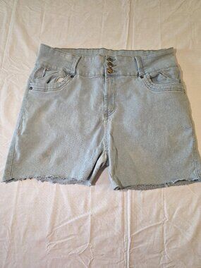 Item is in great condition, with very little use. Size tag says 24, but actual